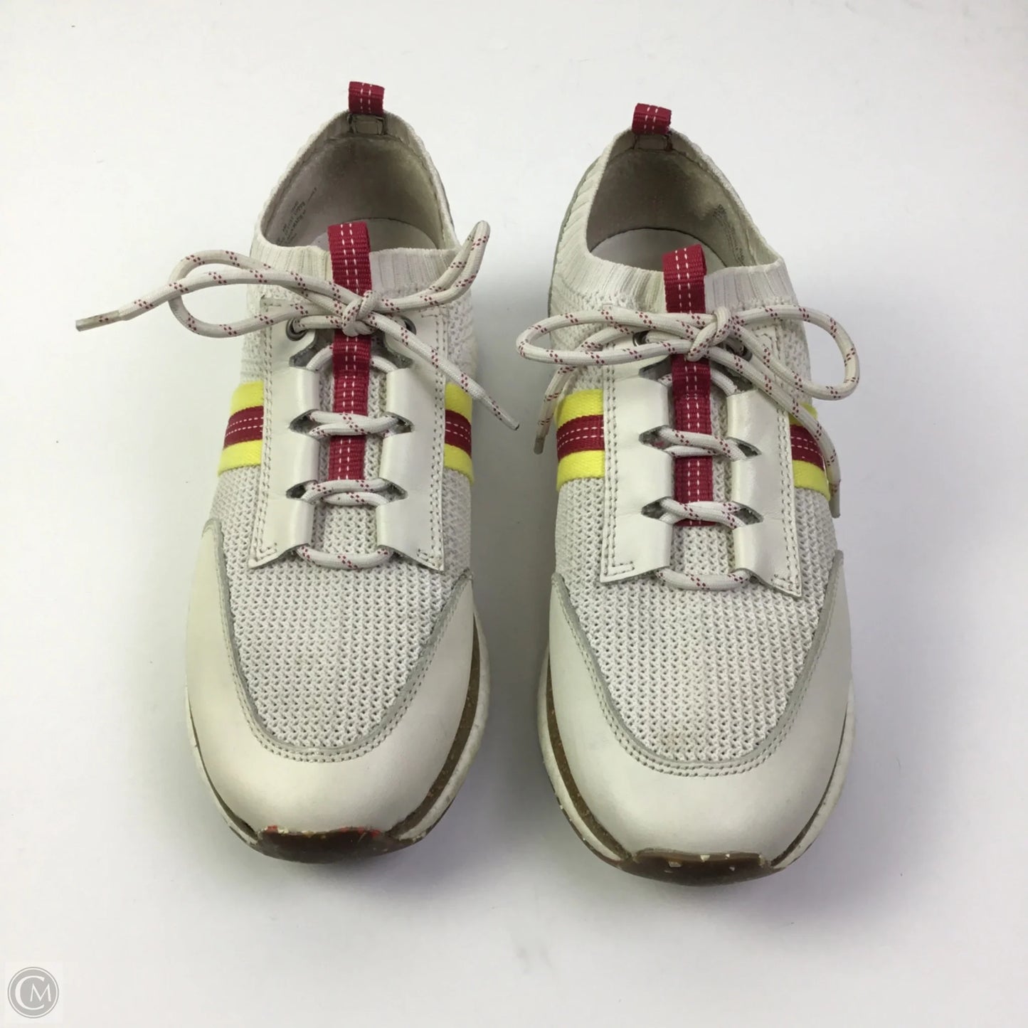 Shoes Sneakers By Clothes Mentor In Cream, Size: 9