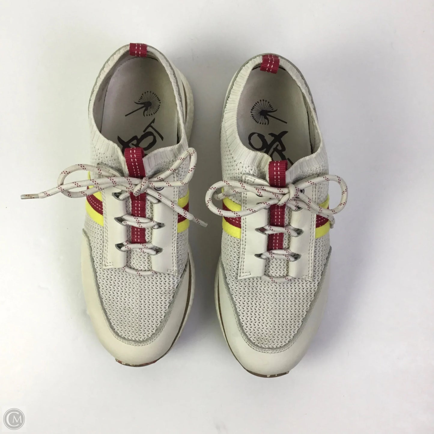 Shoes Sneakers By Clothes Mentor In Cream, Size: 9