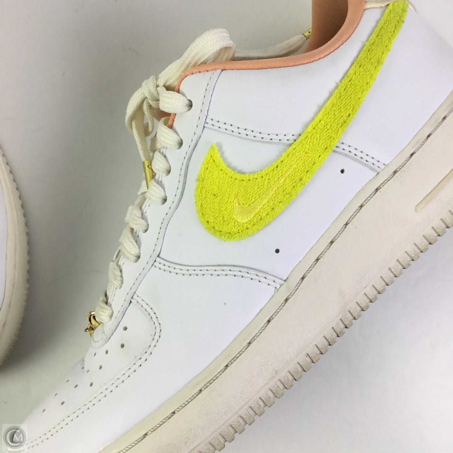Shoes Athletic By Nike In White & Yellow, Size: 9.5