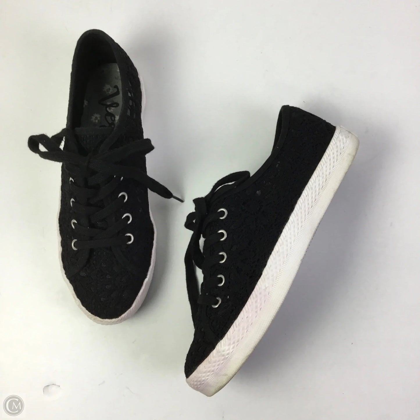 Shoes Sneakers By Clothes Mentor In Black, Size: 9