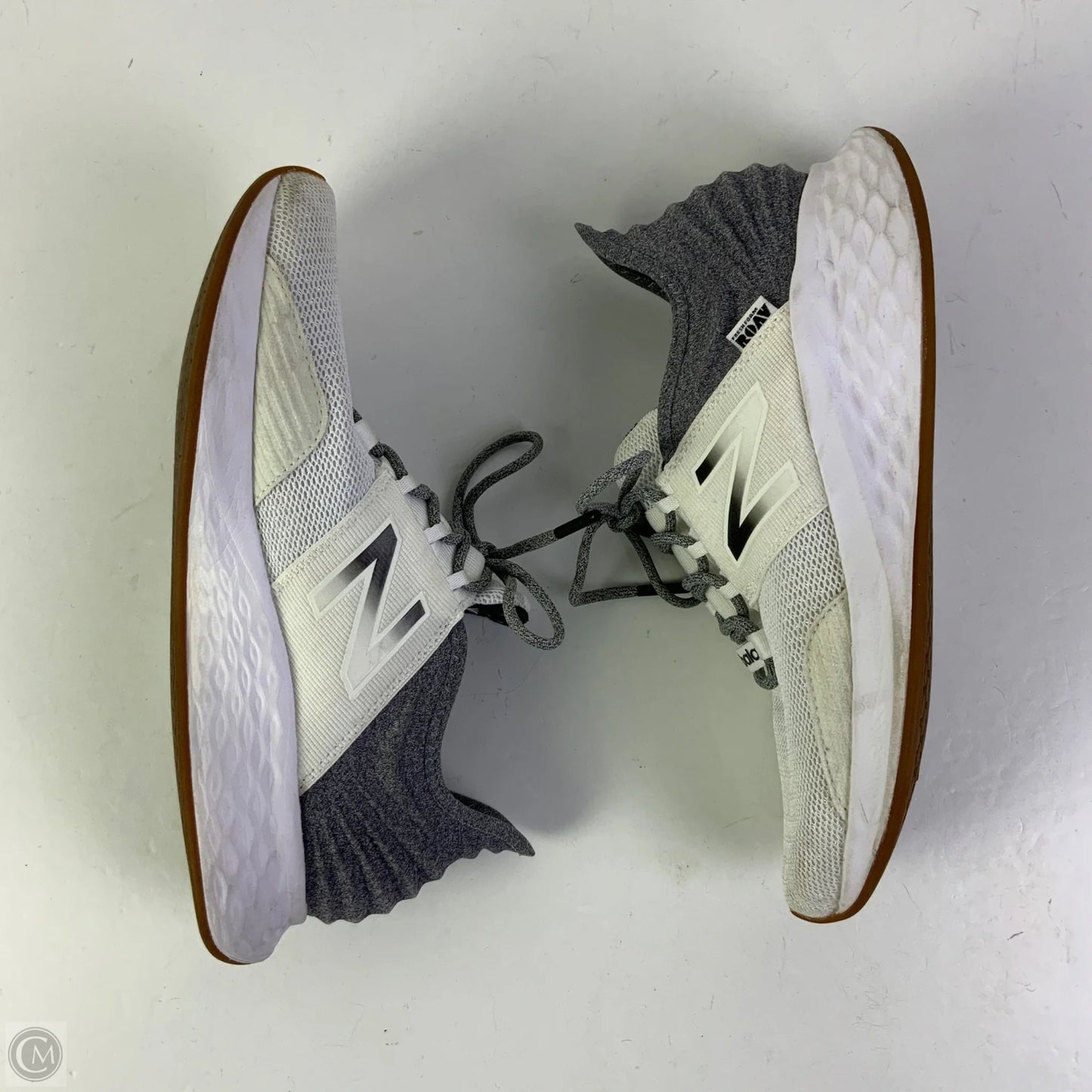 Shoes Athletic By New Balance In Grey & White, Size: 9.5